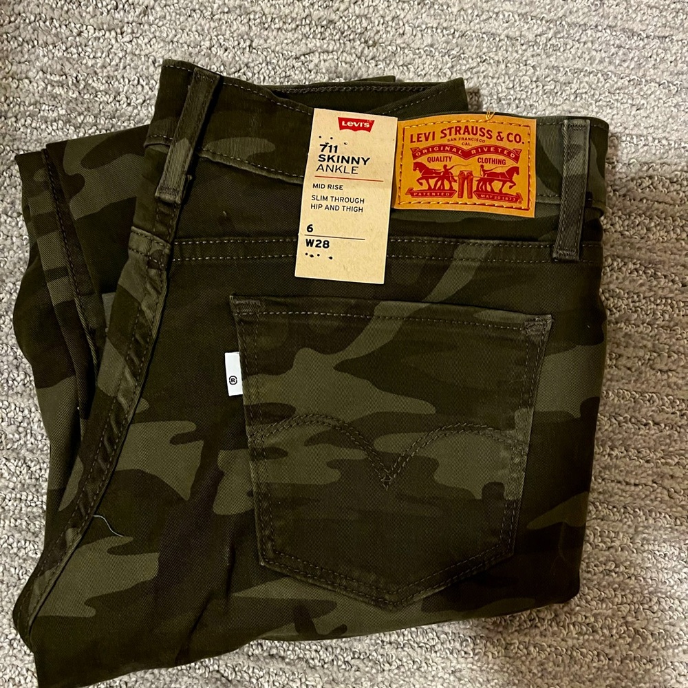 NWT Levi’s 711 skinny camo jeans sz 28 6